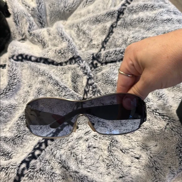 Stylish Black and Sliver Sunglasses Ed Hardy brand skulls on side with 🌹 roses - Picture 6 of 8